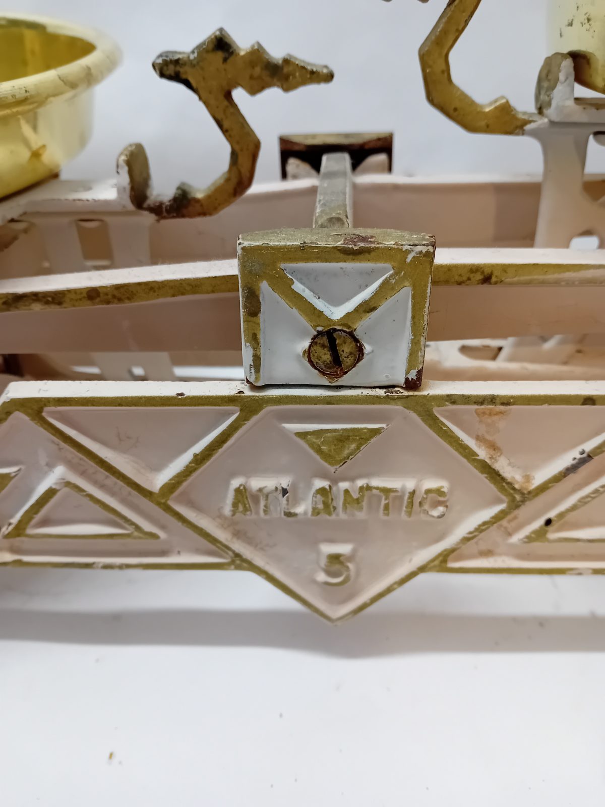 Kuchyňské miskové váhy Atlantic 5 se sadou mosazných závaží v dřevěné kasetě - náhled 2